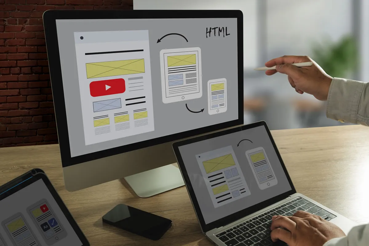 Site exibido em computador, tablet e celular, mostrando um layout responsivo
