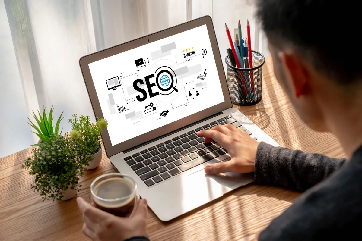 Notebook exibindo a sigla SEO, otimização para mecanismos de busca